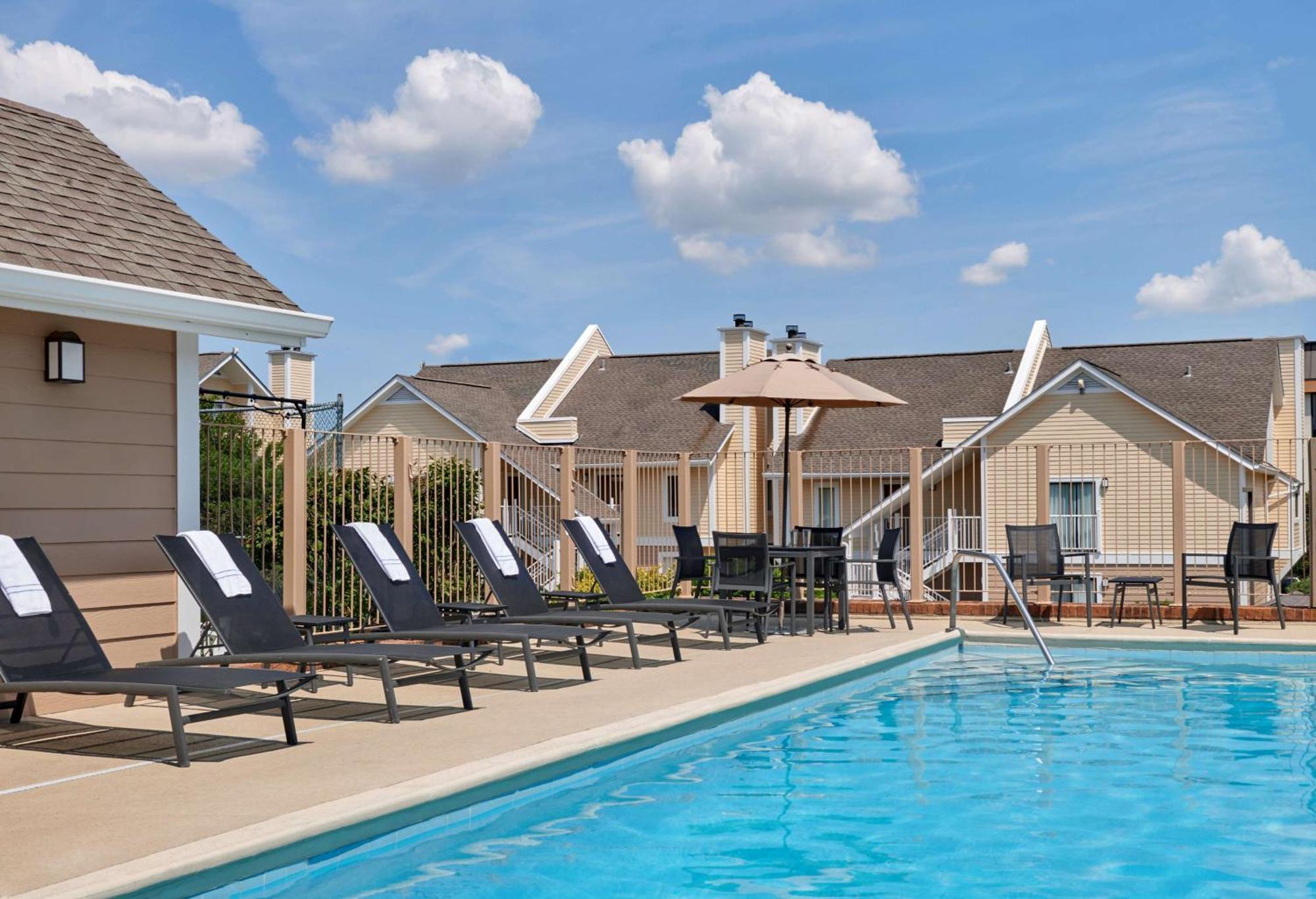 Sonesta Simply Suites Cleveland Airport Middleburg Heights Buitenkant foto