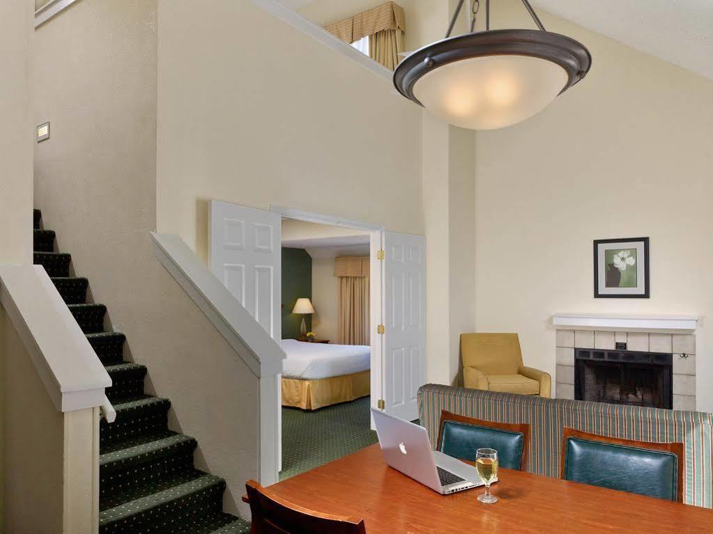 Sonesta Simply Suites Cleveland Airport Middleburg Heights Buitenkant foto